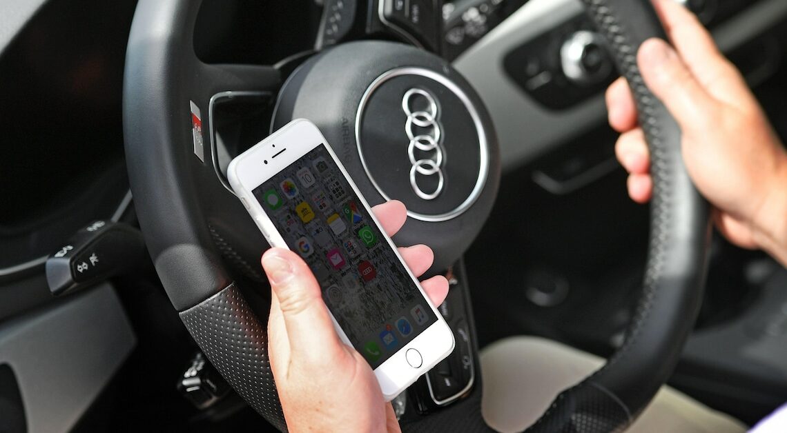 Mobile phone while driving: The 10 most important questions and answers