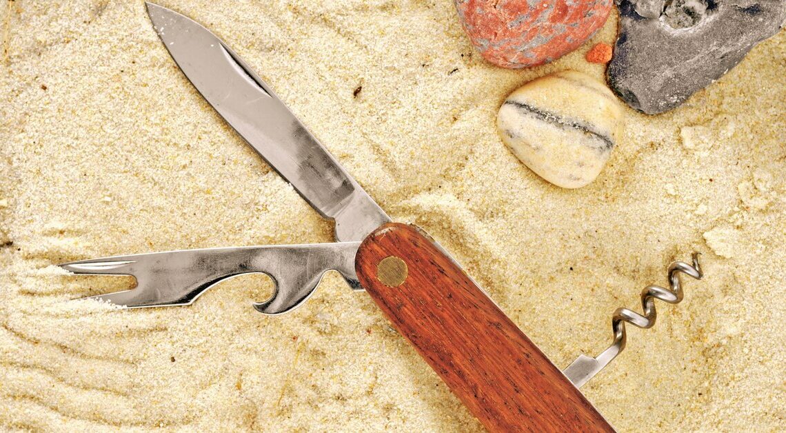 Can opener on a pocket knife: How to use it